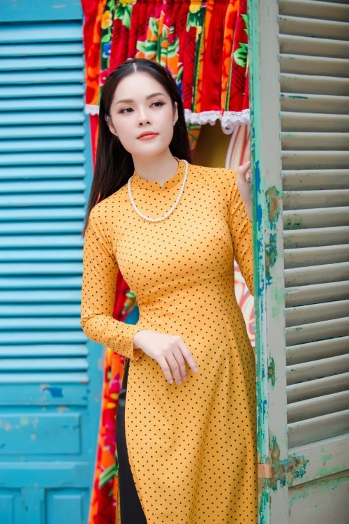 Tuyển tập 10 tà áo dài đẹp ngất ngây của mỹ nhân Việt trong Tết Mậu Tuất - Ảnh 8.