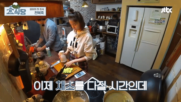 Cô đầu bếp Yoona (SNSD) khiến fan trầm trồ vì tài nấu ăn trong show nhà Hyori - Ảnh 10.