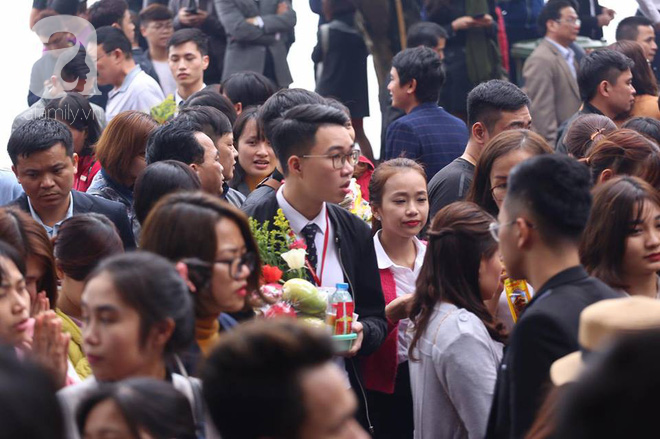 Dân công sở Hà Nội tranh thủ giờ trưa rủ nhau đi lễ chùa đầu năm - Ảnh 5.