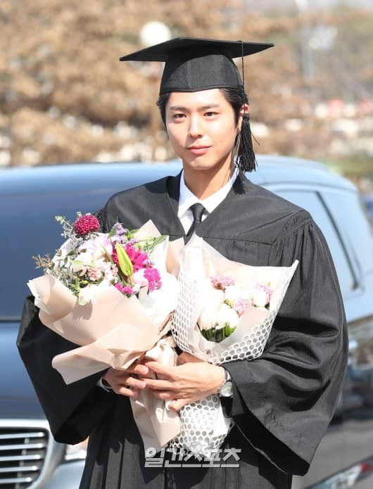 Bạn trai quốc dân Park Bo Gum cười tươi hết cỡ trong ngày tốt nghiệp Đại học  - Ảnh 2.