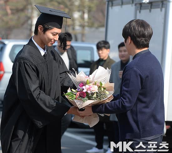 Bạn trai quốc dân Park Bo Gum cười tươi hết cỡ trong ngày tốt nghiệp Đại học  - Ảnh 4.