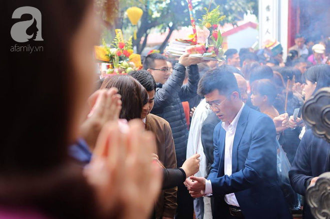 Dân công sở Hà Nội tranh thủ giờ trưa rủ nhau đi lễ chùa đầu năm - Ảnh 6.