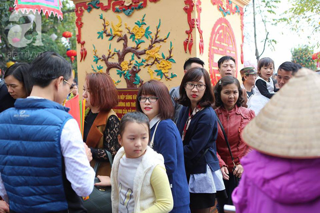 Dân công sở Hà Nội tranh thủ giờ trưa rủ nhau đi lễ chùa đầu năm - Ảnh 2.