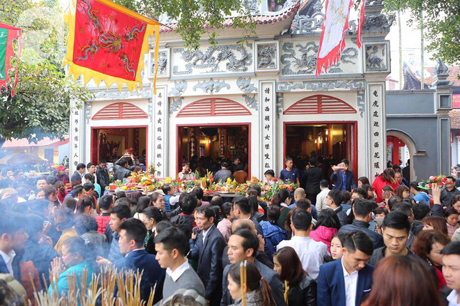 Dân công sở Hà Nội tranh thủ giờ trưa rủ nhau đi lễ chùa đầu năm - Ảnh 20.
