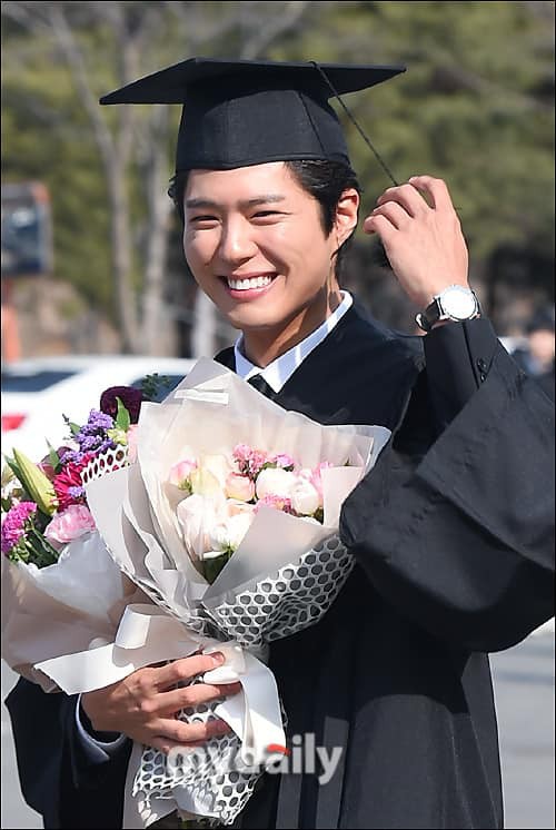 Bạn trai quốc dân Park Bo Gum cười tươi hết cỡ trong ngày tốt nghiệp Đại học  - Ảnh 1.