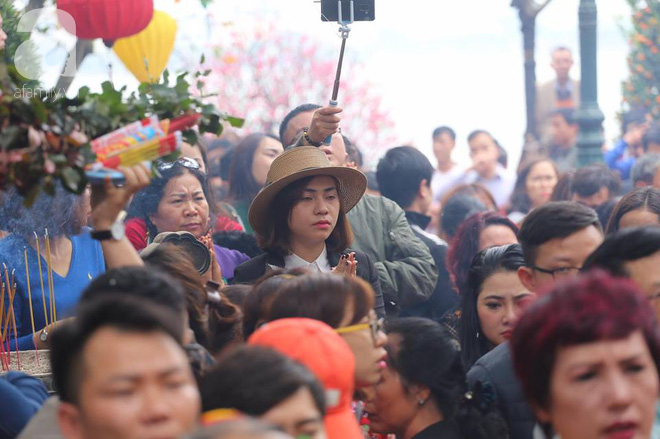 Dân công sở Hà Nội tranh thủ giờ trưa rủ nhau đi lễ chùa đầu năm - Ảnh 12.