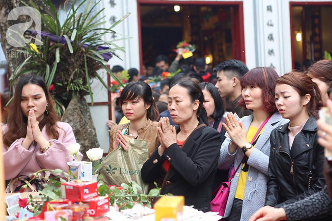 Dân công sở Hà Nội tranh thủ giờ trưa rủ nhau đi lễ chùa đầu năm - Ảnh 10.