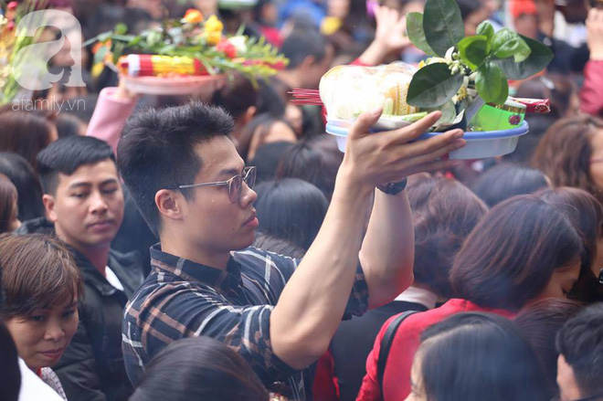 Dân công sở Hà Nội tranh thủ giờ trưa rủ nhau đi lễ chùa đầu năm - Ảnh 19.