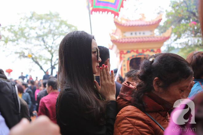 Dân công sở Hà Nội tranh thủ giờ trưa rủ nhau đi lễ chùa đầu năm - Ảnh 21.