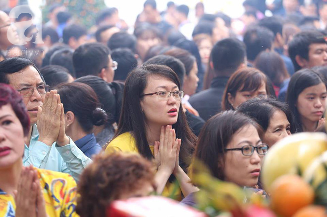 Dân công sở Hà Nội tranh thủ giờ trưa rủ nhau đi lễ chùa đầu năm - Ảnh 18.