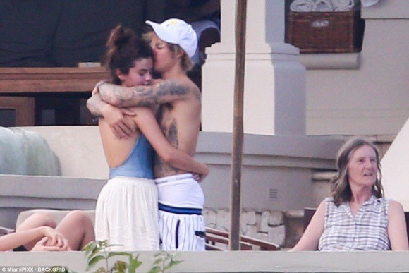 Selena Gomez ăn vận sexy, hôn đắm đuối Justin Bieber trong đám cưới “bố chồng tương lai” - Ảnh 7.