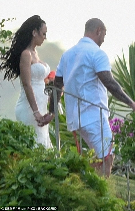 Selena Gomez ăn vận sexy, hôn đắm đuối Justin Bieber trong đám cưới “bố chồng tương lai” - Ảnh 3.