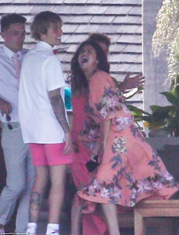 Selena Gomez ăn vận sexy, hôn đắm đuối Justin Bieber trong đám cưới “bố chồng tương lai” - Ảnh 5.