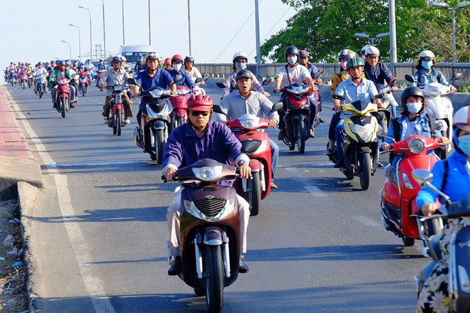 Ngày đi làm đầu tiên năm 2018: Sài Gòn nắng đẹp thông thoáng, Hà Nội mưa phùn ùn ứ nhẹ - Ảnh 1.