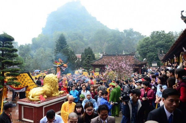 Hàng nghìn người chen chân ngồi đầu rùa, leo vách núi hứng ‘lộc’ cầu may tại chùa Hương - Ảnh 1.
