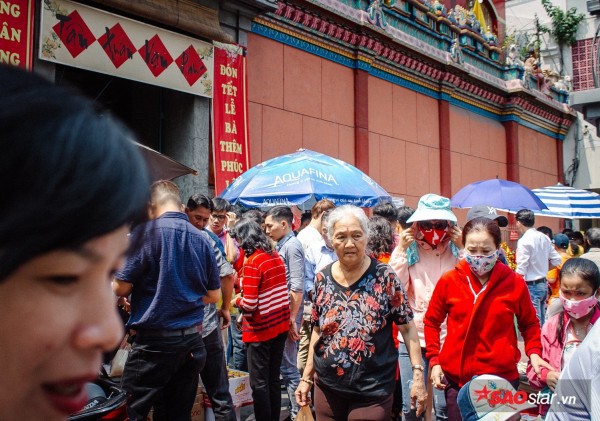 Nườm nượp đi chùa, người Sài Gòn úp mặt vào tượng đá nói chuyện, bôi ấn đỏ lên mặt cầu may - Ảnh 2.