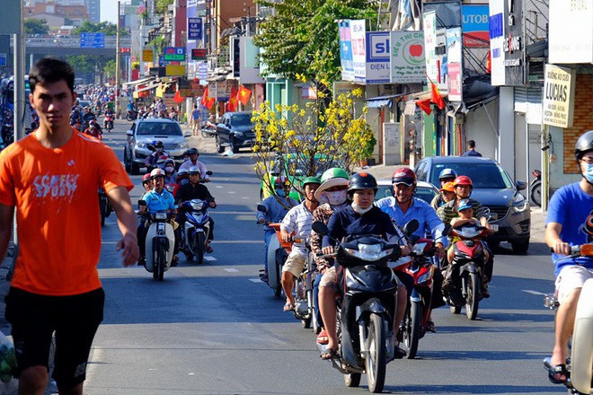 Ngày đi làm đầu tiên năm 2018: Sài Gòn nắng đẹp thông thoáng, Hà Nội mưa phùn ùn ứ nhẹ - Ảnh 10.