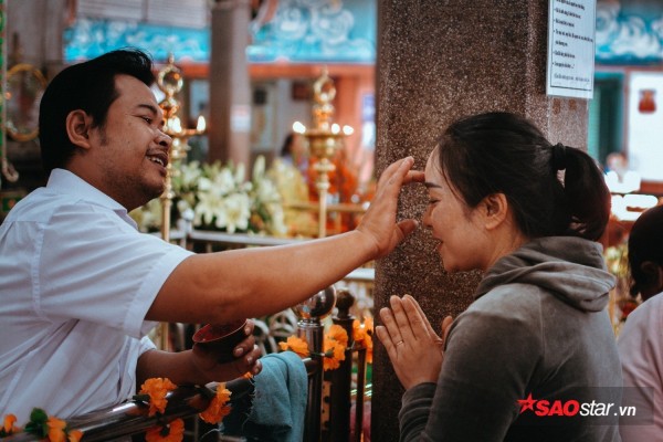 Nườm nượp đi chùa, người Sài Gòn úp mặt vào tượng đá nói chuyện, bôi ấn đỏ lên mặt cầu may - Ảnh 13.