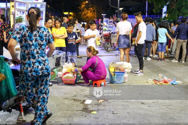 Rác ngập phố đi bộ Nguyễn Huệ sau Tết và tâm tư của người trẻ: “Là người duyên dáng, chúng ta khư khư rác trong tay đến khi tìm thấy sọt” - Ảnh 14.