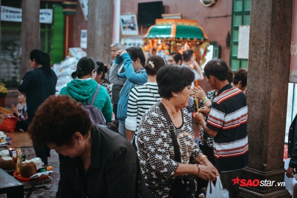 Nườm nượp đi chùa, người Sài Gòn úp mặt vào tượng đá nói chuyện, bôi ấn đỏ lên mặt cầu may - Ảnh 14. Nườm nượp đi chùa, người Sài Gòn úp mặt vào tượng đá nói chuyện, bôi ấn đỏ lên mặt cầu may - Ảnh 14.