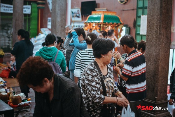 Nườm nượp đi chùa, người Sài Gòn úp mặt vào tượng đá nói chuyện, bôi ấn đỏ lên mặt cầu may - Ảnh 14.