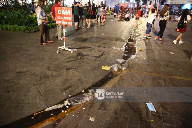 Rác ngập phố đi bộ Nguyễn Huệ sau Tết và tâm tư của người trẻ: “Là người duyên dáng, chúng ta khư khư rác trong tay đến khi tìm thấy sọt” - Ảnh 15.