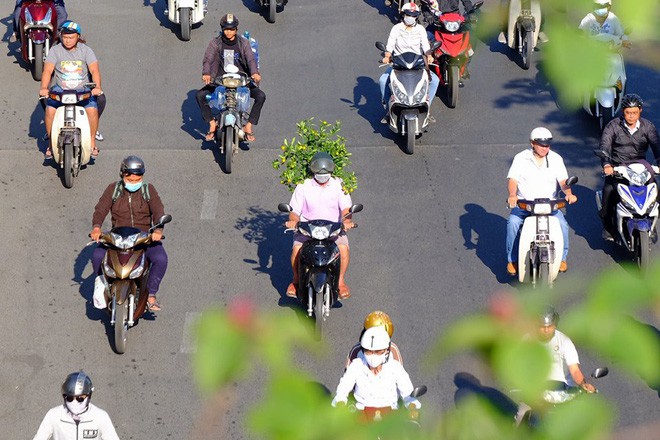 Ngày đi làm đầu tiên năm 2018: Sài Gòn nắng đẹp thông thoáng, Hà Nội mưa phùn ùn ứ nhẹ - Ảnh 13.