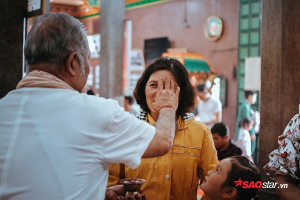 Nườm nượp đi chùa, người Sài Gòn úp mặt vào tượng đá nói chuyện, bôi ấn đỏ lên mặt cầu may - Ảnh 15. Nườm nượp đi chùa, người Sài Gòn úp mặt vào tượng đá nói chuyện, bôi ấn đỏ lên mặt cầu may - Ảnh 15.