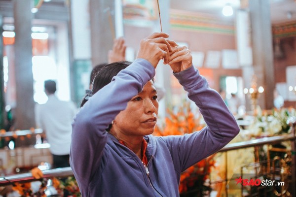 Nườm nượp đi chùa, người Sài Gòn úp mặt vào tượng đá nói chuyện, bôi ấn đỏ lên mặt cầu may - Ảnh 16.