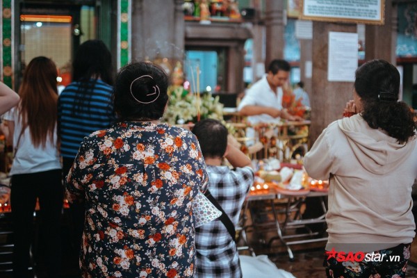 Nườm nượp đi chùa, người Sài Gòn úp mặt vào tượng đá nói chuyện, bôi ấn đỏ lên mặt cầu may - Ảnh 17. Nườm nượp đi chùa, người Sài Gòn úp mặt vào tượng đá nói chuyện, bôi ấn đỏ lên mặt cầu may - Ảnh 17.