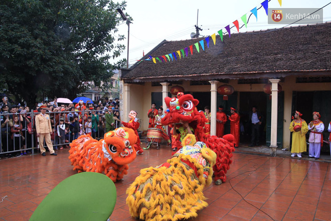 Lễ chém lợn ở Ném Thượng: Sau khi đưa rước quanh làng, hai ông Ỉn được đem vào nơi kín đáo để “trảm” - Ảnh 30.