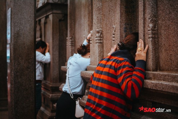 Nườm nượp đi chùa, người Sài Gòn úp mặt vào tượng đá nói chuyện, bôi ấn đỏ lên mặt cầu may - Ảnh 4.