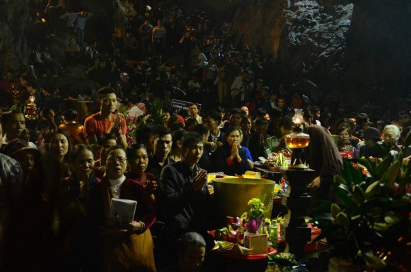 Hàng nghìn người chen chân ngồi đầu rùa, leo vách núi hứng ‘lộc’ cầu may tại chùa Hương - Ảnh 5.