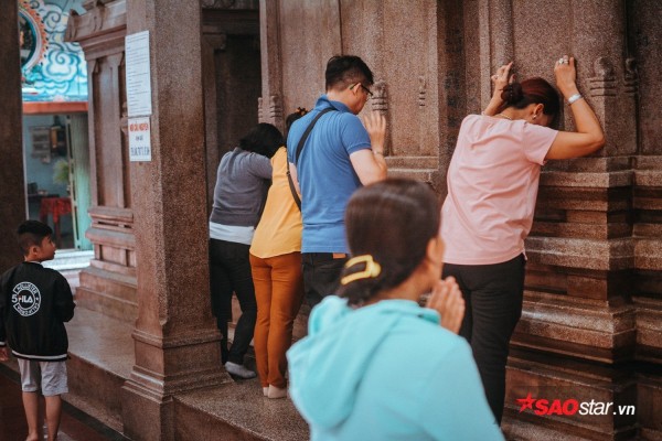 Nườm nượp đi chùa, người Sài Gòn úp mặt vào tượng đá nói chuyện, bôi ấn đỏ lên mặt cầu may - Ảnh 5.