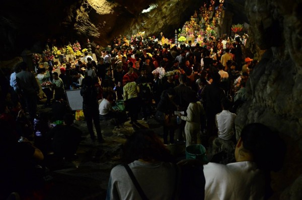 Hàng nghìn người chen chân ngồi đầu rùa, leo vách núi hứng ‘lộc’ cầu may tại chùa Hương - Ảnh 6.