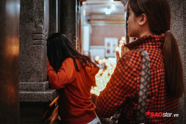 Nườm nượp đi chùa, người Sài Gòn úp mặt vào tượng đá nói chuyện, bôi ấn đỏ lên mặt cầu may - Ảnh 6. Nườm nượp đi chùa, người Sài Gòn úp mặt vào tượng đá nói chuyện, bôi ấn đỏ lên mặt cầu may - Ảnh 6.