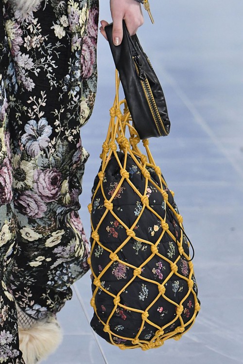 Loạt túi xách tại London Fashion Week hứa hẹn sẽ gây sốt đầu năm 2018 - Ảnh 6.