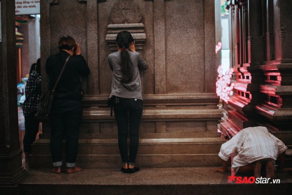 Nườm nượp đi chùa, người Sài Gòn úp mặt vào tượng đá nói chuyện, bôi ấn đỏ lên mặt cầu may - Ảnh 7.