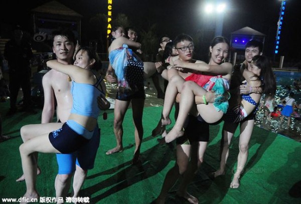 Lễ hội hẹn hò quái dị ở Trung Quốc: Đàn ông đo vòng ngực của con gái để tìm người yêu - Ảnh 8.