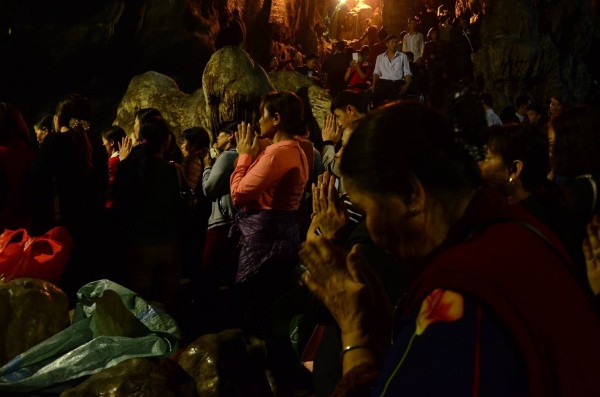 Hàng nghìn người chen chân ngồi đầu rùa, leo vách núi hứng ‘lộc’ cầu may tại chùa Hương - Ảnh 10.
