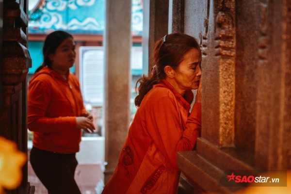 Nườm nượp đi chùa, người Sài Gòn úp mặt vào tượng đá nói chuyện, bôi ấn đỏ lên mặt cầu may - Ảnh 10.