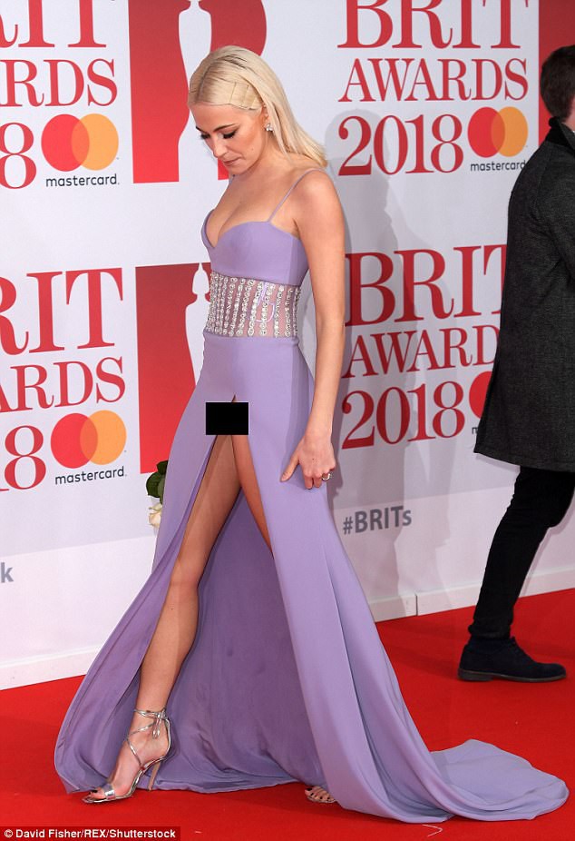 Nữ ca sĩ Anh lộ hàng giữa thảm đỏ BRIT Awards vì diện váy hở hang táo bạo - Ảnh 2.