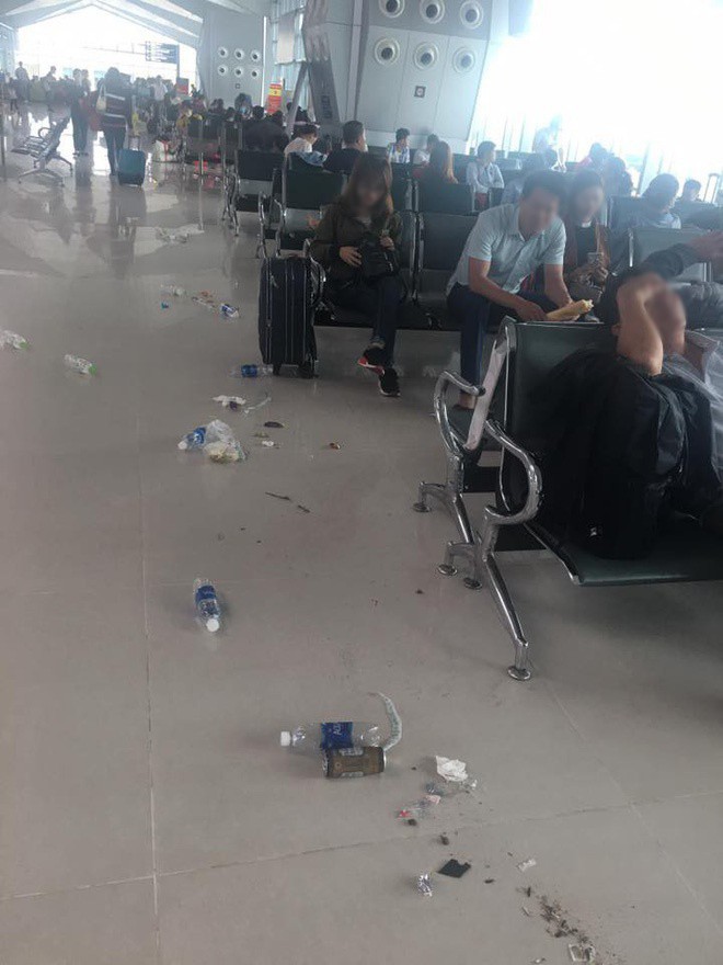 Cảnh tượng rác vương vãi khắp lối đi sân bay Vinh ngày đầu năm mới khiến dân mạng lắc đầu ngán ngẩm - Ảnh 2.