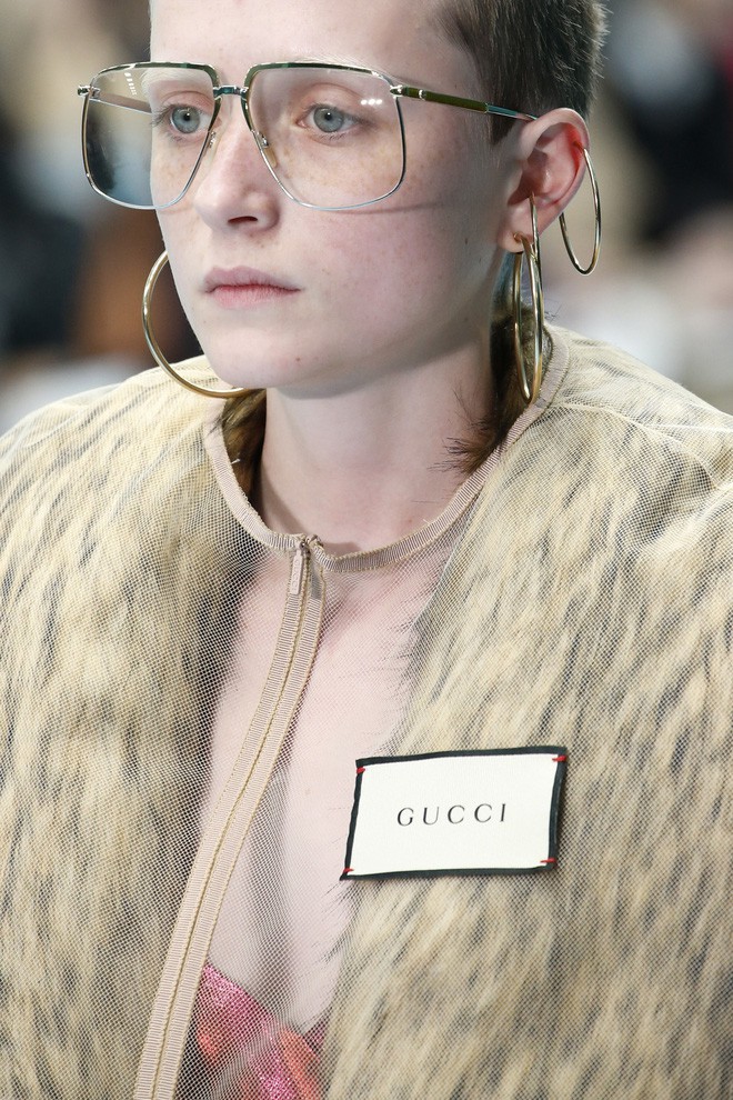 Show mới của Gucci dị quên lối về: Người mẫu ôm... thủ cấp để catwalk, kẻ lại vác nguyên con rồng - Ảnh 25.