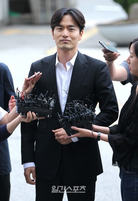 Lee Jin Wook: Điển trai, may mắn hẹn hò toàn chị đại quyền lực và kết cục bị chính bạn gái kiện vì tội cưỡng dâm - Ảnh 26.