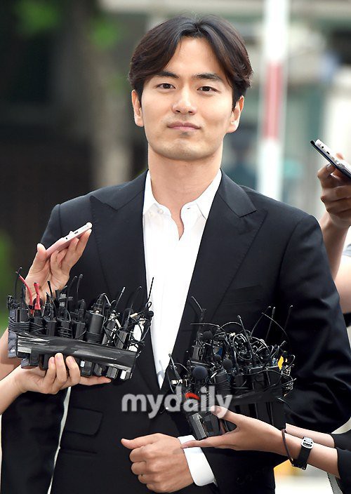 Lee Jin Wook: Điển trai, may mắn hẹn hò toàn chị đại quyền lực và kết cục bị chính bạn gái kiện vì tội cưỡng dâm - Ảnh 27.