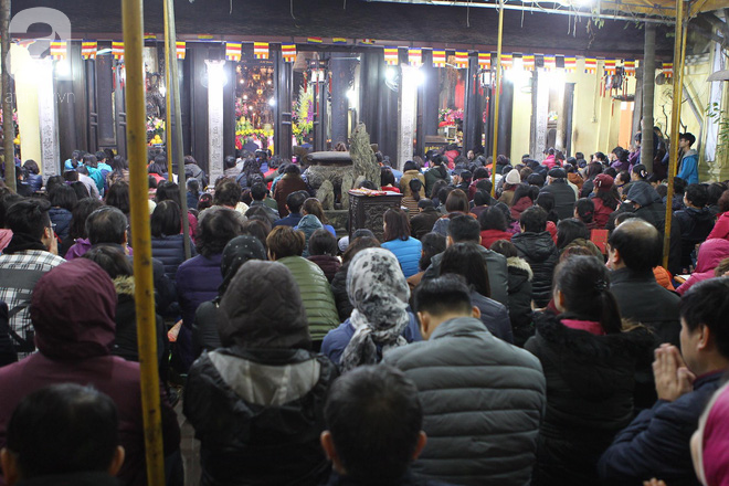 Chùm ảnh: Hàng nghìn người dân đổ về chùa Phúc Khánh cúng sao giải hạn đầu năm - Ảnh 15.