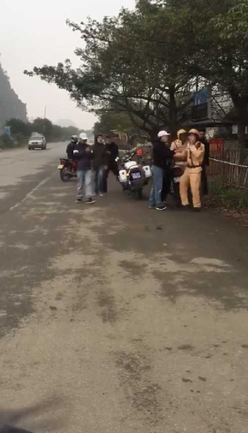 Clip: Nhóm thanh niên đánh võng, chống đối, vu vạ CSGT đánh người - Ảnh 3. Clip: Nhóm thanh niên đánh võng, chống đối, vu vạ CSGT đánh người - Ảnh 3.