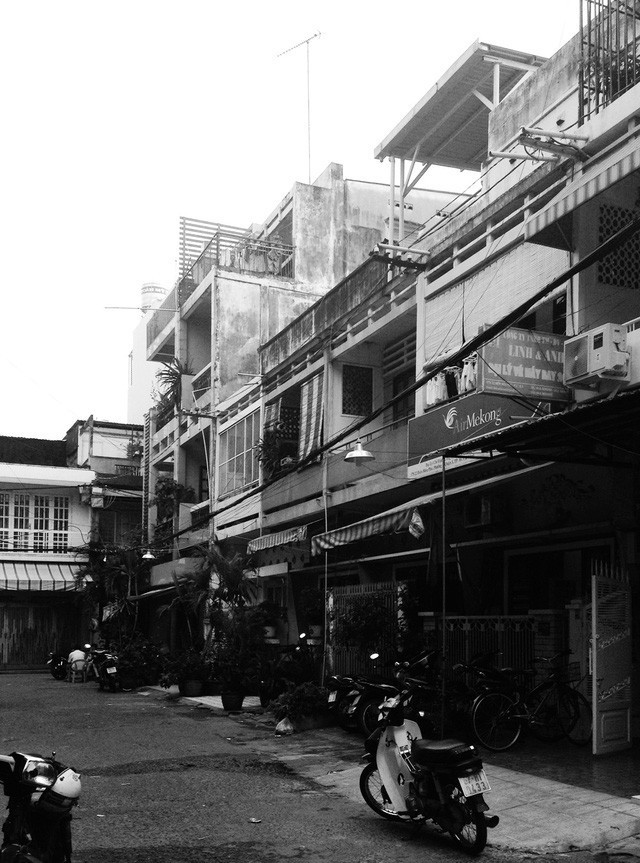 Ngôi nhà ống hơn 50 năm dầm mưa dãi nắng nay lột xác đẹp đến ngỡ ngàng ở quận 3, Sài Gòn - Ảnh 1.