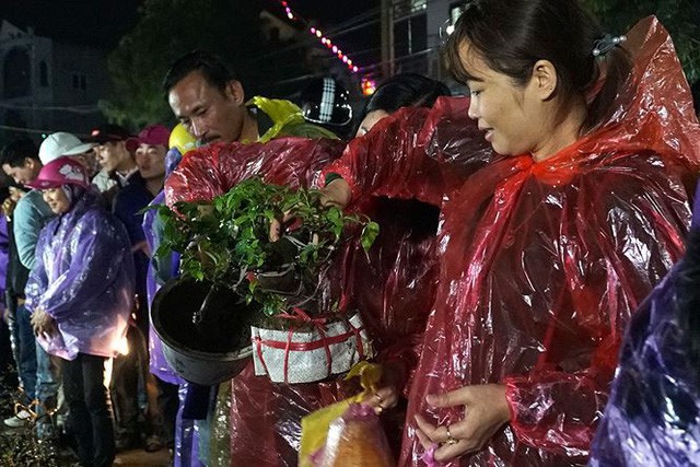 Chợ Viềng có gì mà hàng ngàn người đội mưa rét mua, bán? - Ảnh 9.